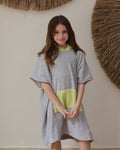 Poncho gris con verde limon