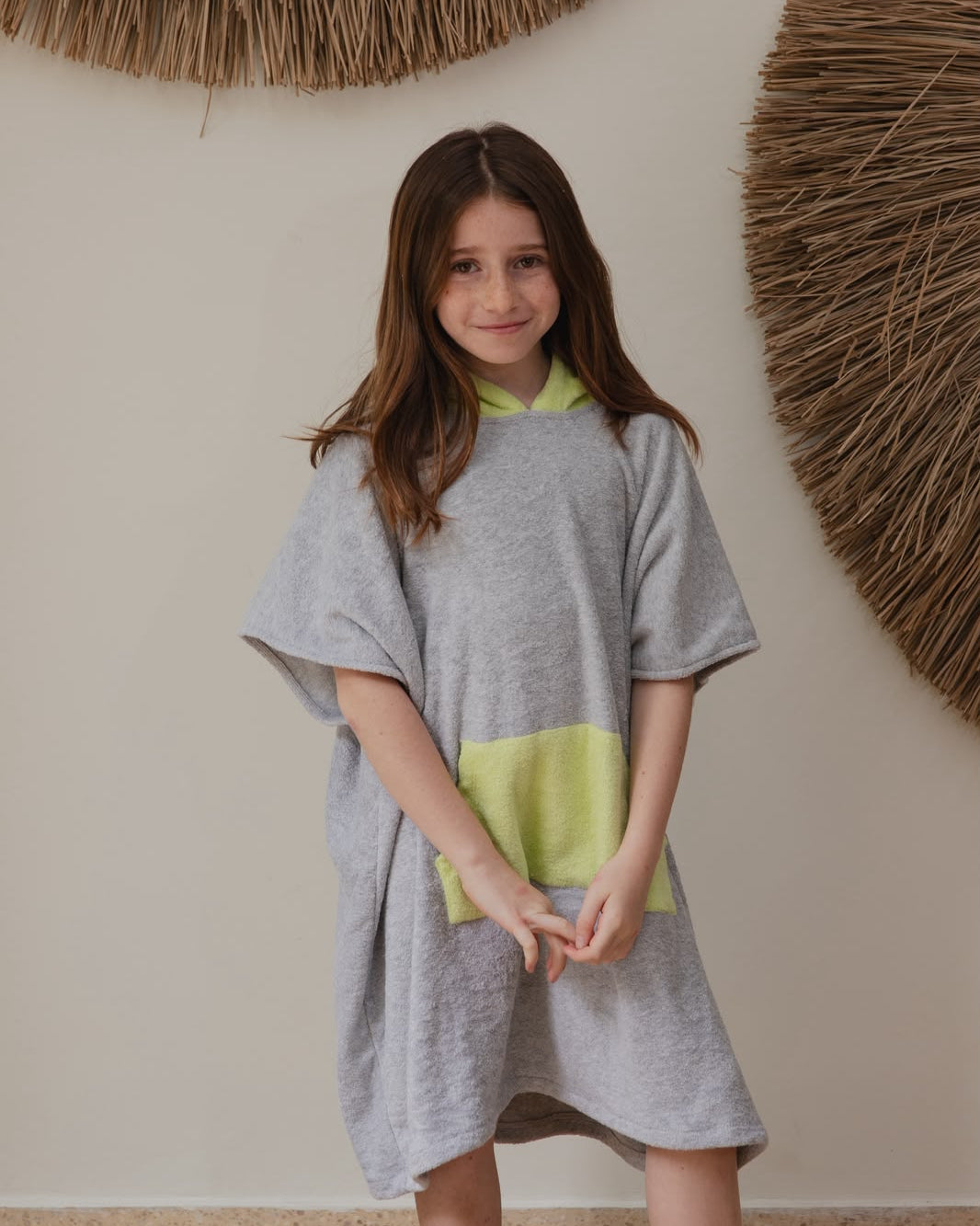 Poncho gris con verde limon